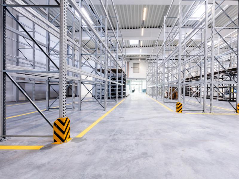 Profesjonalne czyszczenie hal przemysłowych – dlaczego warto zlecić firmie zewnętrznej?