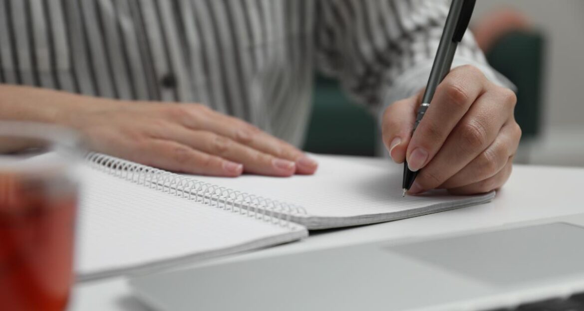 Pomoc w pisaniu pracy magisterskiej – na czym polega i kiedy warto z niej skorzystać?