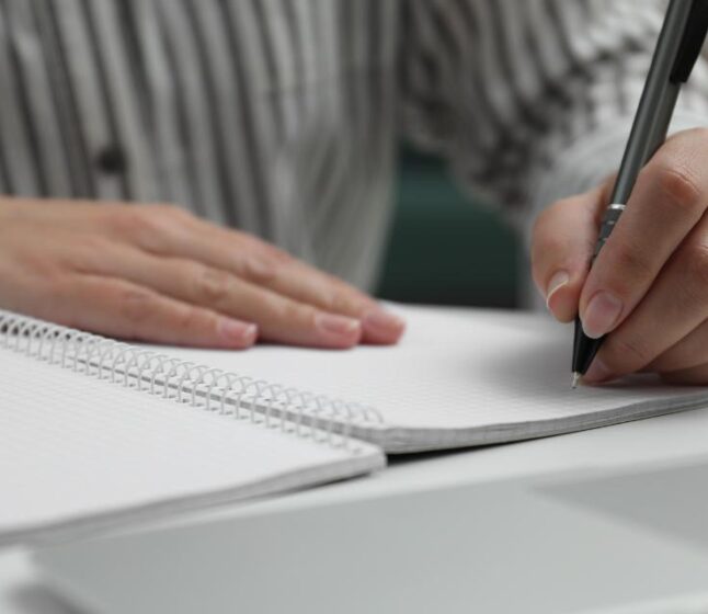 Pomoc w pisaniu pracy magisterskiej – na czym polega i kiedy warto z niej skorzystać?